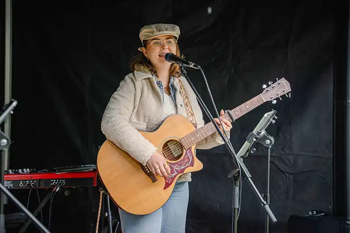 Sfeerbeeld van live muziek en keramiek in openlucht
