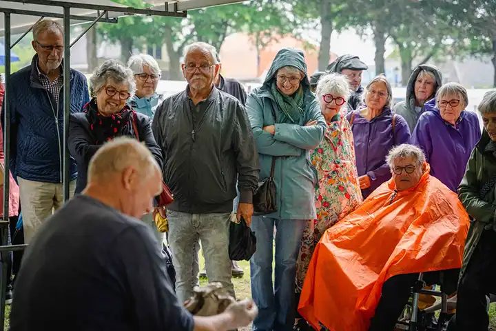 Live demonstratie pottenbakken tijdens de Keramiekmarkt Dwingeloo