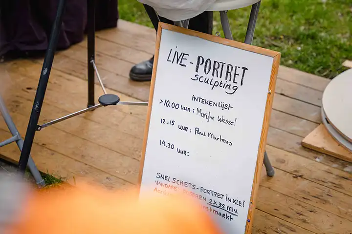 Live portret Sculpting op de Keramiekmarkt in Dwingeloo