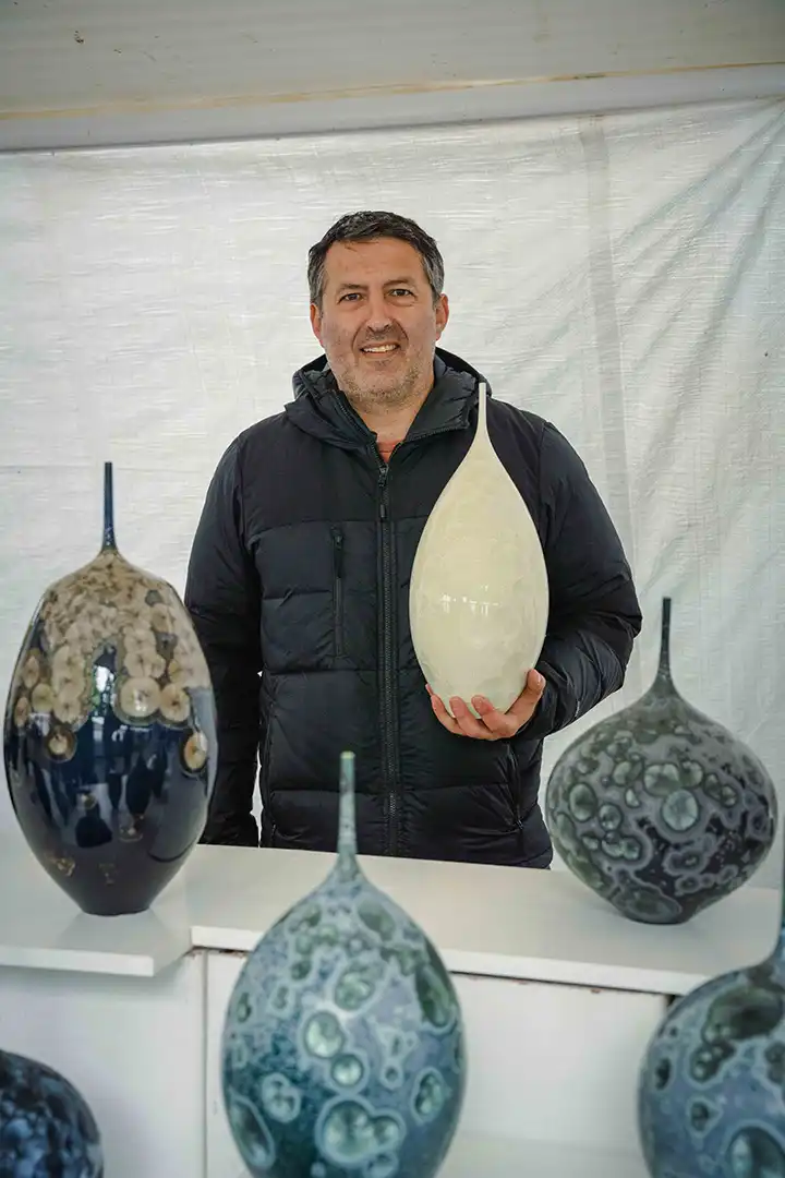 Detailfoto van handgemaakte keramische vaas met glazuur