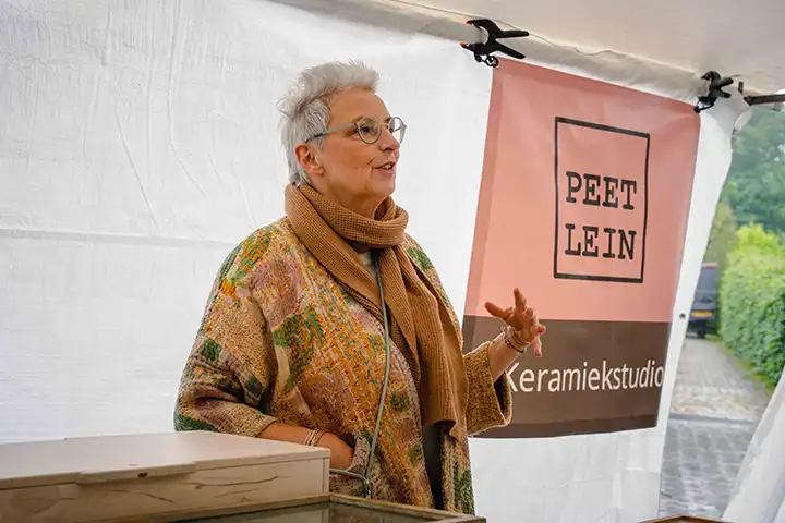 Diverse keramisten tonen hun werk tijdens internationale keramiekmarkt