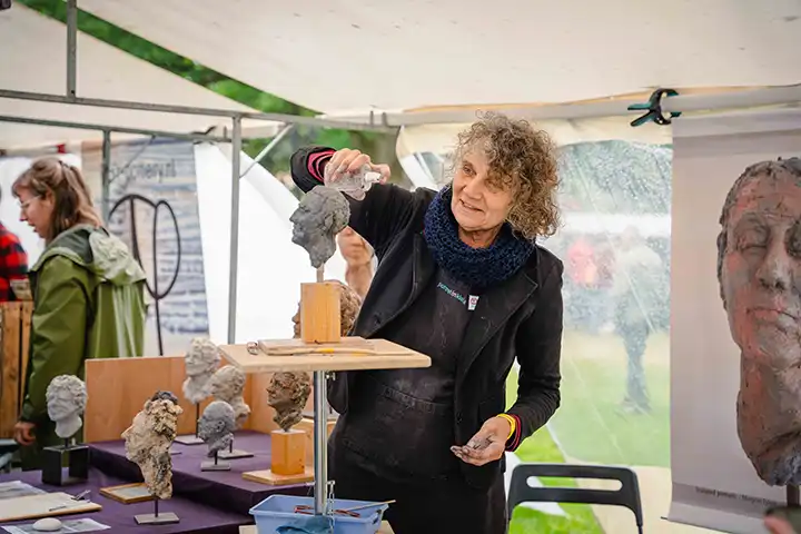 Sfeervolle opstelling van keramiek in openluchtgalerie op de Brink Dwingeloo