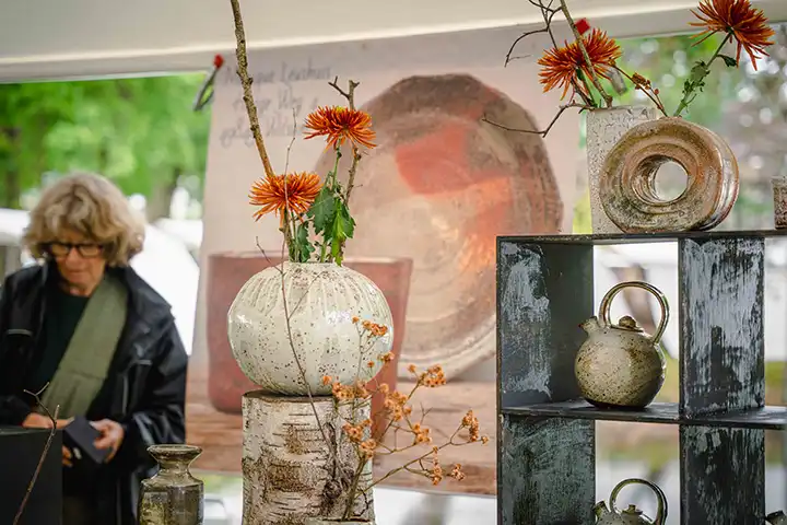 Traditionele aardewerkpotten te koop op de Brink tijdens keramiekmarkt