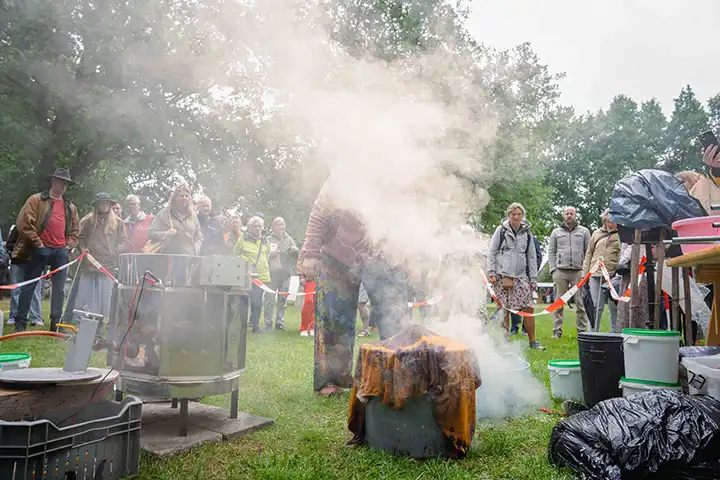 Bezoekers volgen workshop keramiek maken op de markt