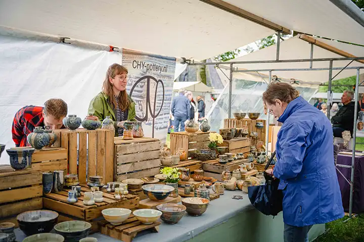 Kleurrijke kopjes en kommen van keramisten uit binnen- en buitenland